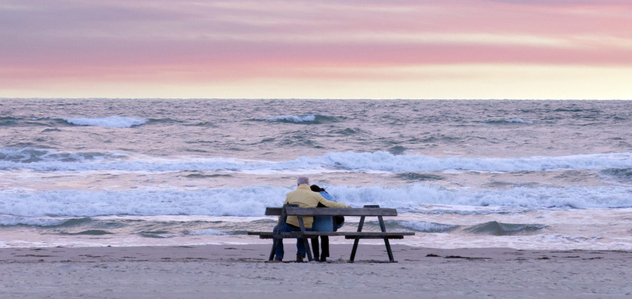 Älteres Paar am Strand von Blokhus an der Jammerbucht