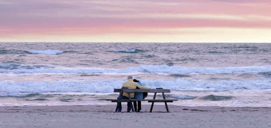 Älteres Paar am Strand von Blokhus an der Jammerbucht